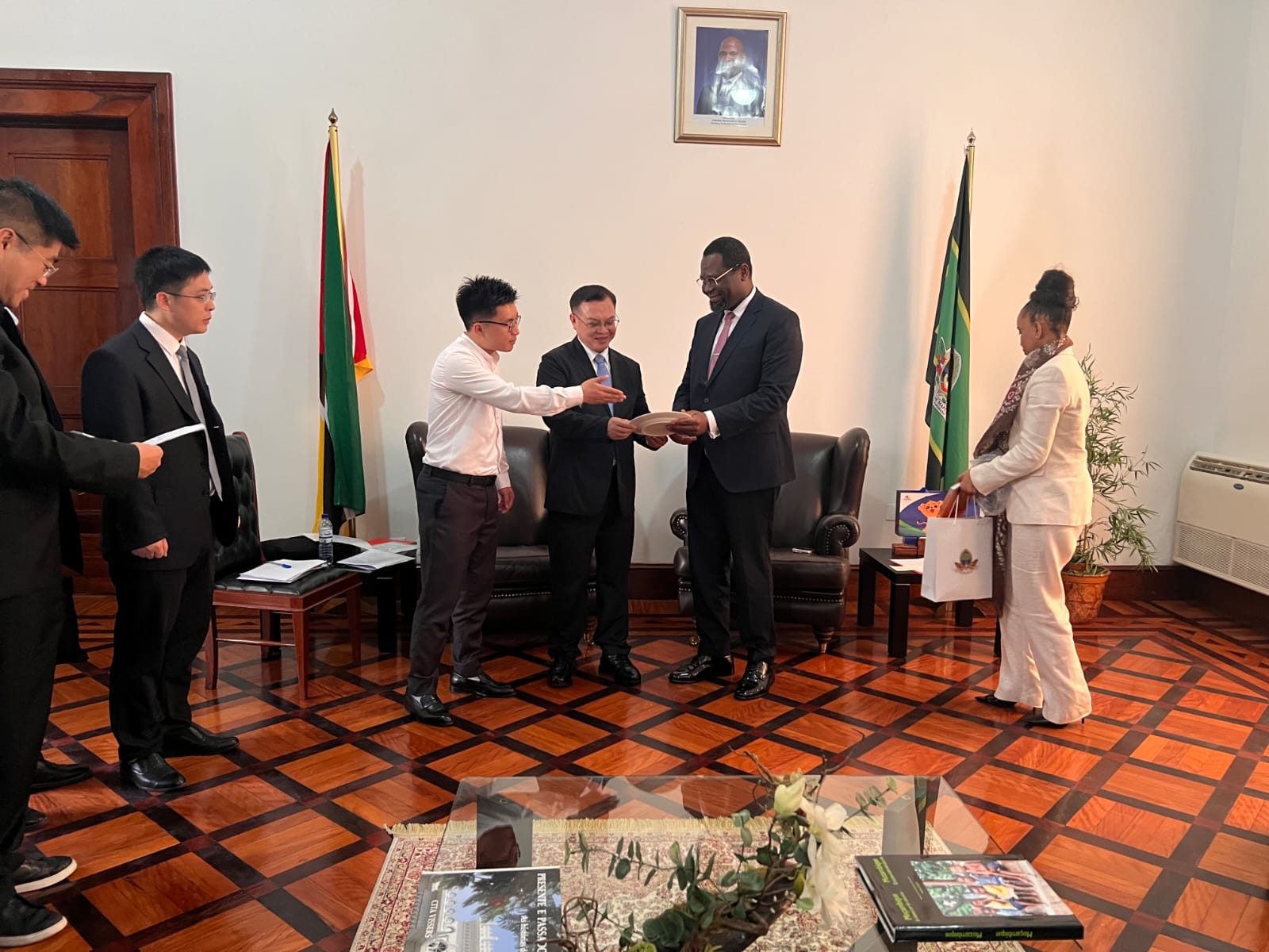 Encontro entre o Presidente do Conselho Municipal de Maputo e a Delegação do Governo Chinês, com troca de ofertas protocolares